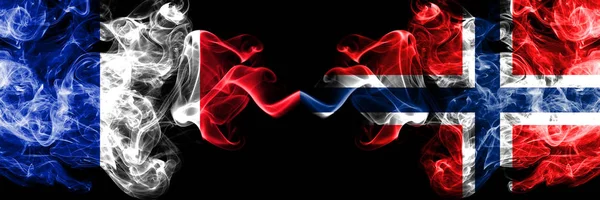 Fransa vs Norveç, Norveç dumanlı mistik bayraklar yan yana yerleştirilir. Fransız ve Norveç, Norveç kalın renkli ipeksi soyut duman afiş — Stok fotoğraf