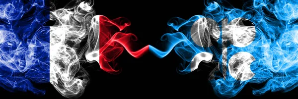 Francia vs OPEP banderas místicas ahumadas colocadas una al lado de la otra. Banner de humo abstracto sedoso de color grueso de francés y OPEP — Foto de Stock