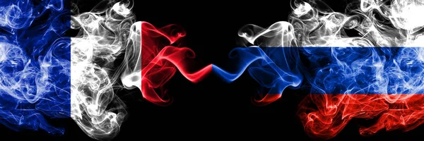 Francia vs Rusia, banderas místicas ahumadas rusas colocadas lado a lado. Bandera de humo abstracta sedosa de color grueso de Francia y Rusia, Rusia — Foto de Stock