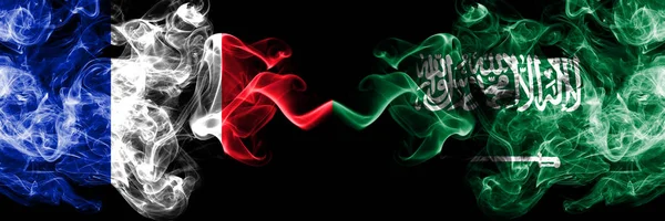 Francia vs Arabia Saudita, banderas místicas ahumadas árabes colocadas una al lado de la otra. Bandera de humo abstracta sedosa de color grueso de Arabia Saudita y Francia, Árabe —  Fotos de Stock
