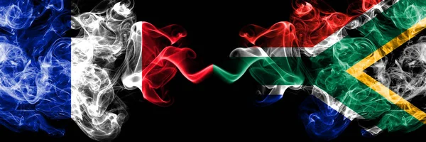 Frankrijk VS Zuid-Afrika, Afrikaanse Smoky Mystic vlaggen geplaatst naast elkaar. Dikke gekleurde zijdeachtige abstracte rook banner van Frans en Zuid-Afrika, Afrikaanse — Stockfoto