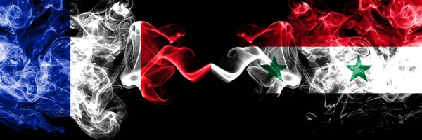 França vs Síria, bandeiras místicas fumegantes sírias colocadas lado a lado. Bandeira de fumaça abstrata sedosa de cor grossa de francês e sírio, sírio — Fotografia de Stock