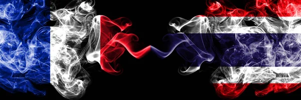 Γαλλία vs Ταϋλάνδη, ταϊλανδέζικο καπνό μυστικιστικές σημαίες τοποθετημένα δίπλα-δίπλα. Παχύ χρώμα μεταξένια αφηρημένο καπνό banner της Γαλλίας και της Ταϊλάνδης, Ταϊλάνδης — Φωτογραφία Αρχείου