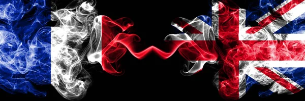 Francie vs Spojené království, britské popelavé mystické vlajky umístěné bok po boku. Hustý barevný hedvábný abstraktní proužek ve francouzském a Spojeném království, britský — Stock fotografie