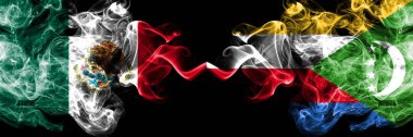 Meksika vs Comoros, Komor dumanlı mistik bayraklar yan yana yerleştirilir. Kalın renkli ipeksi soyut Dumanlar Meksika ve Komor, Komor