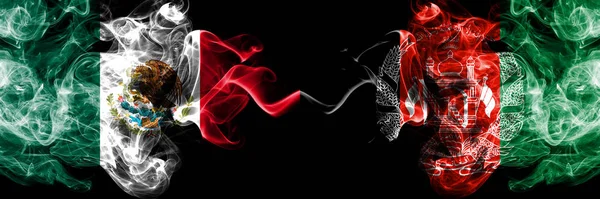 Meksika vs Afganistan, Afgan dumanlı mistik bayraklar yan yana yerleştirilir. Kalın renkli ipeksi soyut Meksika ve Afganistan, Afgan