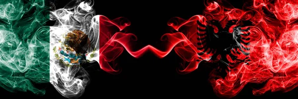 Meksika - Arnavutluk, Arnavut dumanlı mistik bayrakları yan yana yerleştirildi. Kalın renkli ipeksi soyut Meksika ve Arnavutluk, Arnavut ve kalın renkli dumanlar afiş
