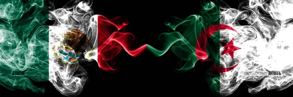 Meksika vs Cezayir, Cezayir dumanlı mistik bayraklar yan yana yerleştirilir. Kalın renkli ipeksi soyut Meksika ve Cezayir, Cezayir afiş dumanlar