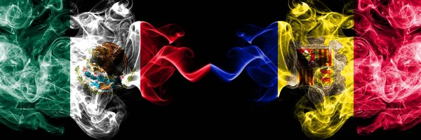 Messico contro Andorra, bandiere mistiche fumose di Andorra affiancate. Spessa seta colorata astratta fuma banner di messicano e Andorra, Andorra — Foto Stock