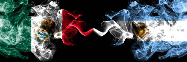 Meksika vs Arjantin, Arjantin dumanlı mistik bayraklar yan yana yerleştirilir. Kalın renkli ipeksi soyut Meksika ve Arjantin, Arjantin afiş dumanlar