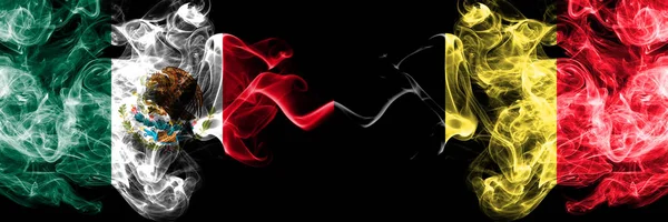 Meksika vs Belçika, Belçika dumanlı mistik bayraklar yan yana yerleştirilir. Kalın renkli ipeksi soyut Meksika ve Belçika, Belçika'nın sancak dumanlar