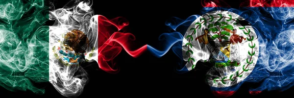 Meksika vs Belize, Belizean dumanlı mistik bayraklar yan yana yerleştirilir. Kalın renkli ipeksi soyut Meksika ve Belize, Belizean afiş dumanlar