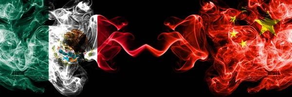 Meksika vs Çin, Çin dumanlı mistik bayraklar yan yana yerleştirilir. Kalın renkli ipeksi soyut Meksika ve Çin, Çin afiş dumanlar