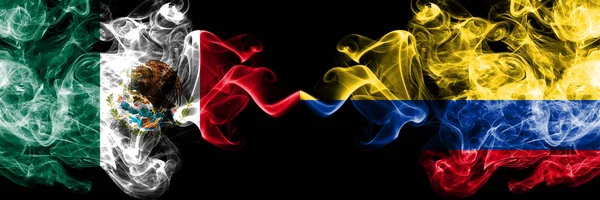Mexico vs Colombia, Colombiaanse rokerige Mystic vlaggen naast elkaar geplaatst. Dikke gekleurde zijdeachtige abstracte rookt banner van Mexicaanse en Colombiaanse, Colombiaanse — Stockfoto