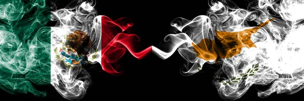 Meksyk vs Cypr, Cyprian smoky Mystic flagi umieszczone obok siebie. Grube kolorowe jedwabiste streszczenie pali banner meksykańskich i cypryjskich, Cyprian — Zdjęcie stockowe