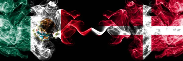 Meksika vs Danimarka, Danimarka dumanlı mistik bayraklar yan yana yerleştirilir. Kalın renkli ipeksi soyut Meksika ve Danimarka, Danimarka afiş dumanlar