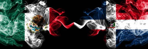 Meksika vs Dominik Cumhuriyeti dumanlı mistik bayraklar yan yana yerleştirilir. Kalın renkli ipeksi soyut Meksika ve Dominik Cumhuriyeti afiş dumanlar