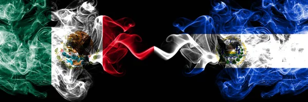 Meksika vs El Salvador, Salvador dumanlı mistik bayraklar yan yana yerleştirilir. Kalın renkli ipeksi soyut Meksika ve El Salvador, Salvadorlu afiş dumanlar