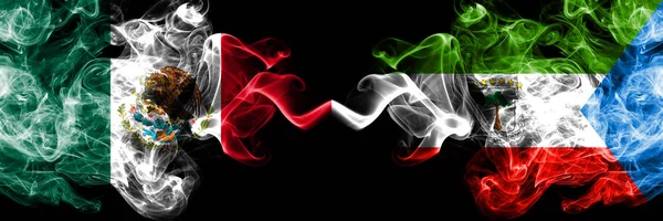 Meksika vs Ekvator Ginesi dumanlı mistik bayraklar yan yana yerleştirilir. Kalın renkli ipeksi soyut Meksika ve Ekvator Ginesi afiş dumanlar