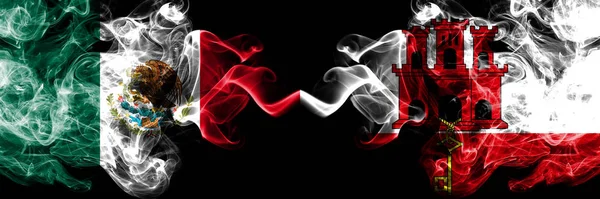 Meksika vs Cebelitarık dumanlı mistik bayraklar yan yana yerleştirilir. Kalın renkli ipeksi soyut Meksika ve Cebelitarık afiş dumanlar