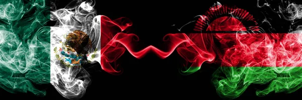 Meksika vs Malavi, Malavi dumanlı mistik bayraklar yan yana yerleştirilir. Kalın renkli ipeksi soyut Meksika ve Malavi, Malavi afiş dumanlar