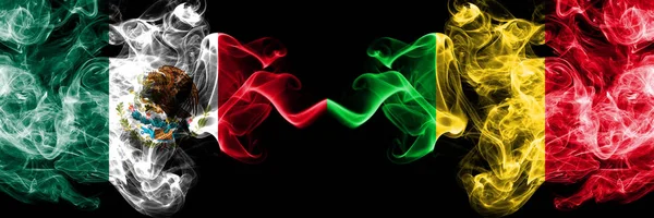 Μεξικό vs Μάλι καπνίζουν μυστικιστικές σημαίες τοποθετημένες δίπλα-δίπλα. Παχύ χρώμα μεταξένια αφηρημένο καπνίζει πανό του Μεξικού και Μάλι — Φωτογραφία Αρχείου