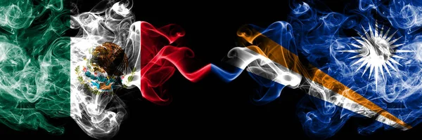Meksika vs Marshall Adaları dumanlı mistik bayraklar yan yana yerleştirilir. Kalın renkli ipeksi soyut Meksika ve Marshall Adaları afiş dumanlar
