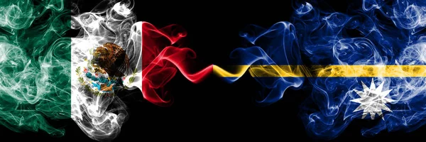 México vs Nauru banderas místicas ahumadas colocadas una al lado de la otra. Bandera de humo abstracto sedoso de color grueso de Mexican y Nauru — Foto de Stock