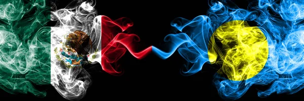 Meksika vs Palau, Palaulan dumanlı mistik bayraklar yan yana yerleştirilir. Kalın renkli ipeksi soyut Meksika ve Palau, Palaulan ve afiş dumanlar