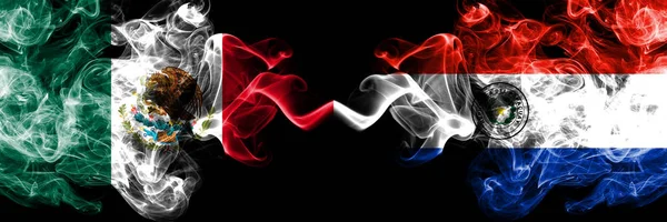 Meksika vs Paraguay, Paraguay dumanlı mistik bayraklar yan yana yerleştirilir. Kalın renkli ipeksi soyut Meksika ve Paraguay, Paraguay