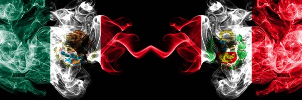 Meksika vs Peru, Peru dumanlı mistik bayraklar yan yana yerleştirilir. Kalın renkli ipeksi soyut Meksika ve Peru, Peru sancak dumanlar