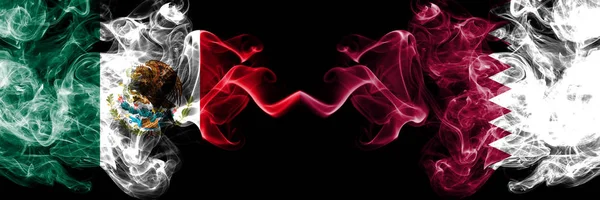 Meksika - Katar, Katar'a karşı dumanlı mistik bayraklar yan yana yerleştirildi. Kalın renkli ipeksi soyut Meksika ve Katar, Katar afiş dumanlar