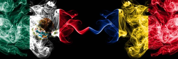 Meksika vs Romanya, Romen dumanlı mistik bayraklar yan yana yerleştirilir. Kalın renkli ipeksi soyut Meksika ve Romanya, Romen silik afiş dumanlar