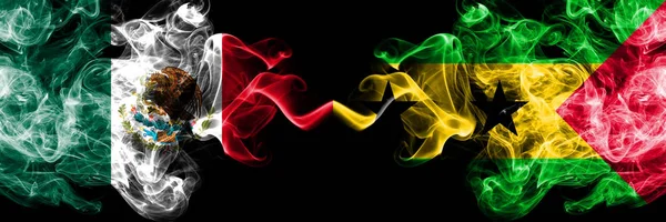 Meksika vs Sao Tome ve Principe dumanlı mistik bayraklar yan yana yerleştirilir. Kalın renkli ipeksi soyut Meksika ve Sao Tome ve Principe afiş dumanlar