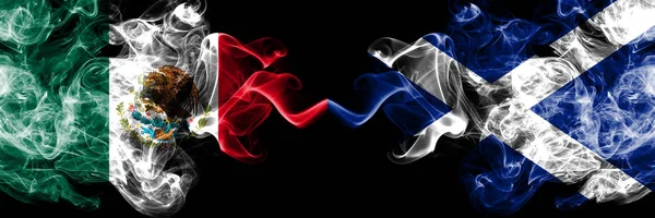 Meksika vs İskoçya, İskoç dumanlı mistik bayraklar yan yana yerleştirilir. Kalın renkli ipeksi soyut Meksika ve İskoçya, İskoç afiş dumanlar