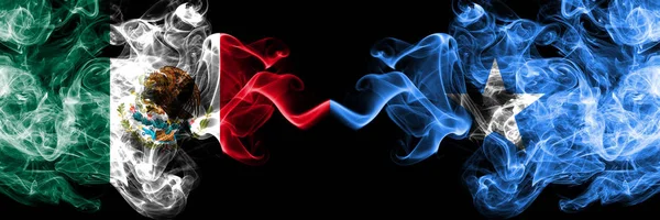 Meksika vs Somali, Somali dumanlı mistik bayraklar yan yana yerleştirilir. Kalın renkli ipeksi soyut Meksika ve Somali, Somali sancak dumanlar