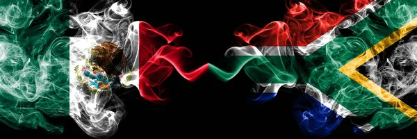 Mexico VS Zuid-Afrika, Afrikaanse Smoky Mystic vlaggen geplaatst naast elkaar. Dikke gekleurde zijdeachtige abstracte rookt banner van Mexicaanse en Zuid-Afrika, Afrikaanse — Stockfoto