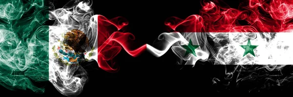 Μεξικό vs Συρία, συριακή καπνιστή μυστικιστικές σημαίες τοποθετημένες δίπλα-δίπλα. Παχύ χρώμα μεταξένια αφηρημένο καπνίζει πανό του Μεξικού και της Συρίας, συριακή — Φωτογραφία Αρχείου