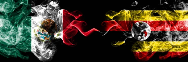 メキシコ vs ウガンダ, ウガンダスモーキー神秘的なフラグが並んで配置.メキシコとウガンダ、ウガンダの厚い色の絹のような抽象的な煙のバナー — ストック写真