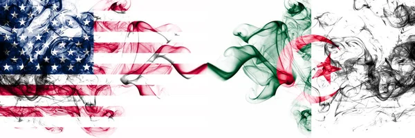 Estados Unidos vs Argelia, banderas místicas ahumadas argelinas colocadas una al lado de la otra. Bandera de humo abstracto sedoso de color grueso de América y Argelia, Argelia — Foto de Stock