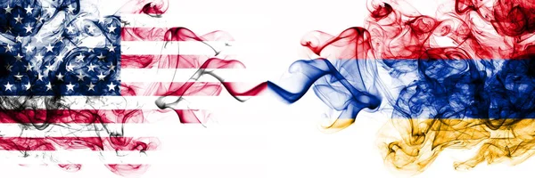 Spojené státy americké vs Arménie, Arménské kouřové mystické vlajky umístěné bok po boku. Silné barevné hedvábné abstraktní dýmovnice prapor Ameriky a Arménie, Arménie — Stock fotografie