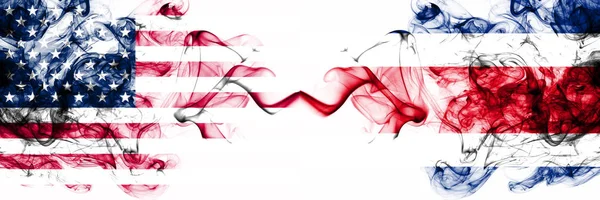 Estados Unidos vs Costa Rica banderas místicas ahumadas colocadas una al lado de la otra. Bandera de humo abstracto sedoso de color grueso de América y Costa Rica — Foto de Stock