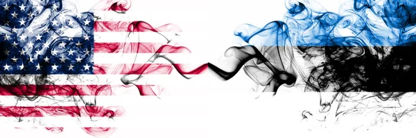 Amerika Birleşik Devletleri vs Estonya, Estonya dumanlı mistik bayraklar yan yana yerleştirilir. Amerika ve Estonya, Estonya kalın renkli ipeksi soyut dumanlar afiş — Stok fotoğraf