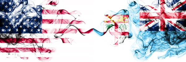 Соединенные Штаты Америки против дымящихся мистических флагов Фиджи, размещенных бок о бок. Толстые цветные шелковистые абстрактные курит знамя Америки и Фиджи — стоковое фото