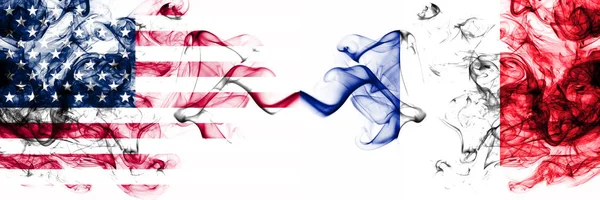 Estados Unidos vs Francia, banderas místicas ahumadas francesas colocadas una al lado de la otra. Bandera de humo abstracto sedoso de color grueso de América y Francia, francés — Foto de Stock