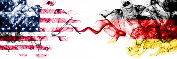 Verenigde Staten vs Duitsland, Duitse rokerige mystieke vlaggen naast elkaar geplaatst. Dikke gekleurde zijdeachtige abstracte rookt spandoek van Amerika en Duitsland, Duits — Stockfoto