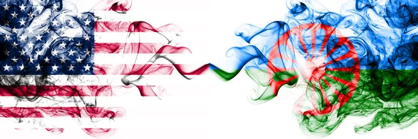 Estados Unidos vs Gipsy, banderas místicas romanas ahumadas colocadas una al lado de la otra. Bandera de humo abstracto sedoso de color grueso de América y gitana, romana — Foto de Stock