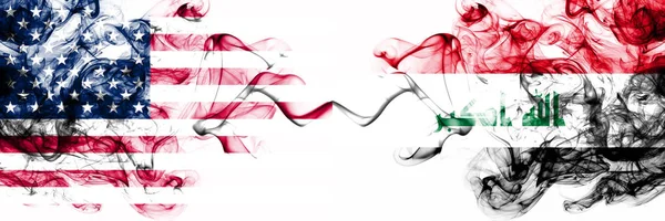 Estados Unidos vs Irak, banderas místicas humeantes iraquíes colocadas una al lado de la otra. Grueso color sedoso abstracto fuma bandera de Estados Unidos e Irak, iraquí — Foto de Stock