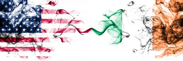 美利坚合众国诉爱尔兰，爱尔兰烟熏神秘主义旗帜并排放置。 美国和爱尔兰厚重的彩色丝状抽象烟雾旗，爱尔兰文 — 图库照片