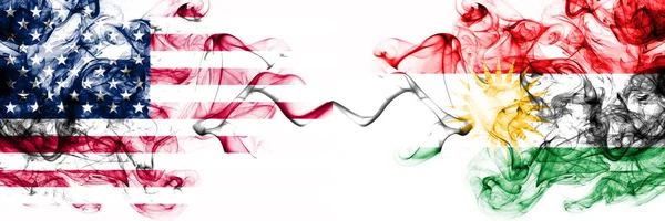 Estados Unidos da América vs Curdistão, bandeiras místicas fumegantes curdas colocadas lado a lado. Grosso colorido sedoso abstrato fuma bandeira da América e do Curdistão, curdo — Fotografia de Stock